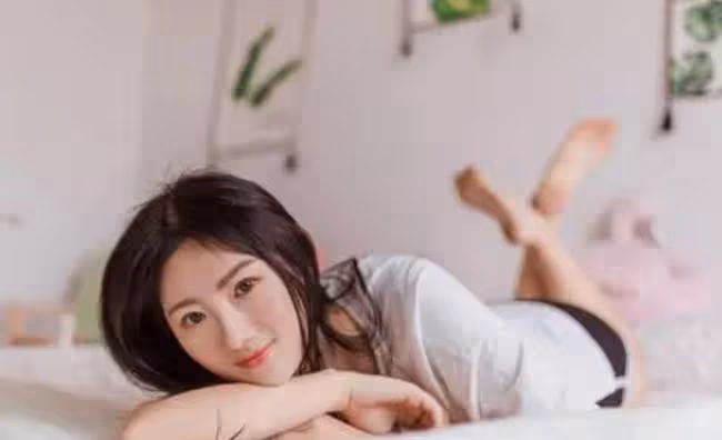 見到她後，我興奮得睡不著覺，腦海里總是幻想和她床上的畫面