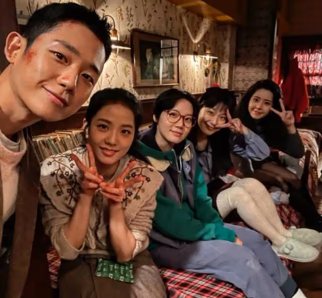 《雪滴花》Jisoo丁海寅等同劇演員悼念金美秀,207號室友們全悲哀