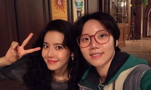 《雪滴花》Jisoo丁海寅等同劇演員悼念金美秀,207號室友們全悲哀