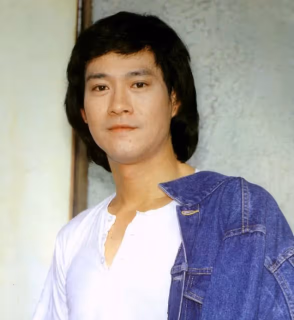 鄭少秋的偏心:大女兒失聯,二女兒扔給前妻,專寵現任妻子女兒