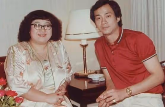 鄭少秋的偏心:大女兒失聯,二女兒扔給前妻,專寵現任妻子女兒