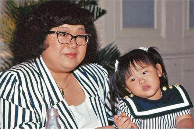 鄭少秋的偏心:大女兒失聯,二女兒扔給前妻,專寵現任妻子女兒
