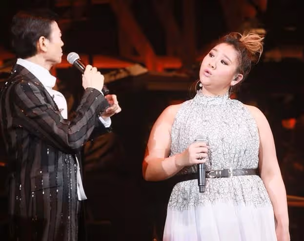 鄭少秋的偏心:大女兒失聯,二女兒扔給前妻,專寵現任妻子女兒