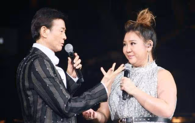 鄭少秋的偏心:大女兒失聯,二女兒扔給前妻,專寵現任妻子女兒