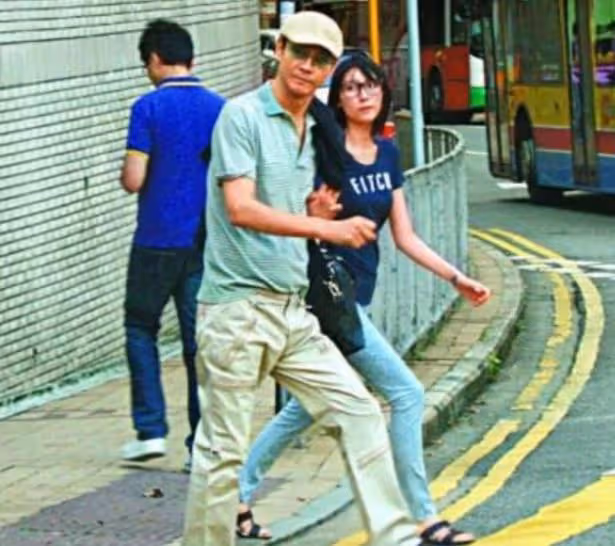 鄭少秋的偏心:大女兒失聯,二女兒扔給前妻,專寵現任妻子女兒