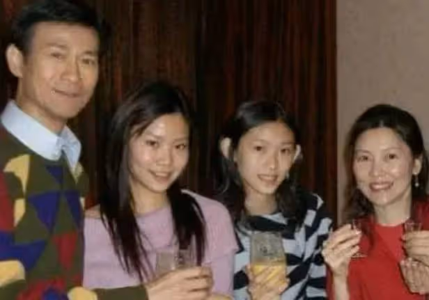 鄭少秋的偏心:大女兒失聯,二女兒扔給前妻,專寵現任妻子女兒