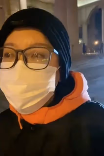 女主持西寧突遇地震,睡一半被搖醒直呼恐怖,凌晨兩點在外裹棉被