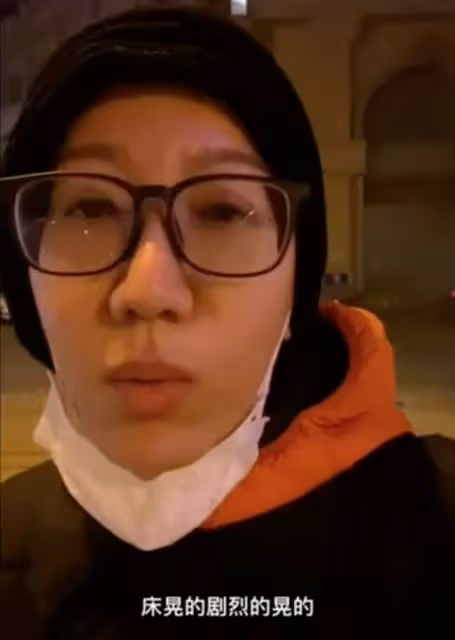 女主持西寧突遇地震,睡一半被搖醒直呼恐怖,凌晨兩點在外裹棉被