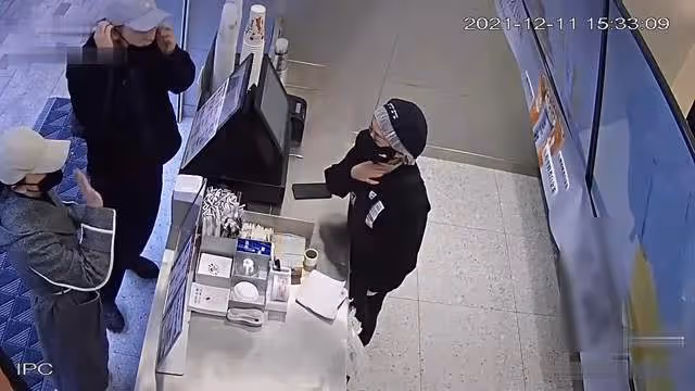發展迅速!周迅戀情曝光兩月後帶男友回老家,與親友一同逛街被拍