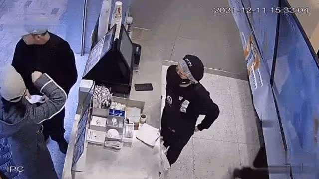 發展迅速!周迅戀情曝光兩月後帶男友回老家,與親友一同逛街被拍