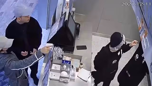 發展迅速!周迅戀情曝光兩月後帶男友回老家,與親友一同逛街被拍