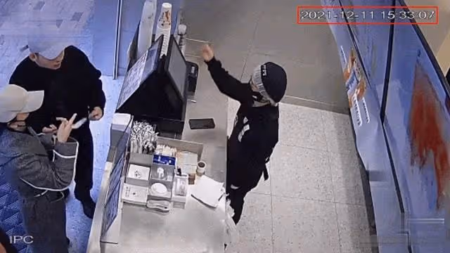 發展迅速!周迅戀情曝光兩月後帶男友回老家,與親友一同逛街被拍