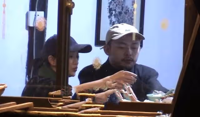 發展迅速!周迅戀情曝光兩月後帶男友回老家,與親友一同逛街被拍