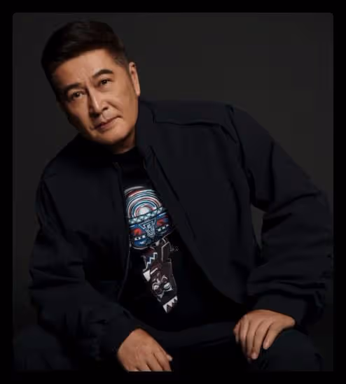 香港戲骨聚會:67歲林威罕現身,緊摟梁小龍興致高,黃一飛顯呆滯