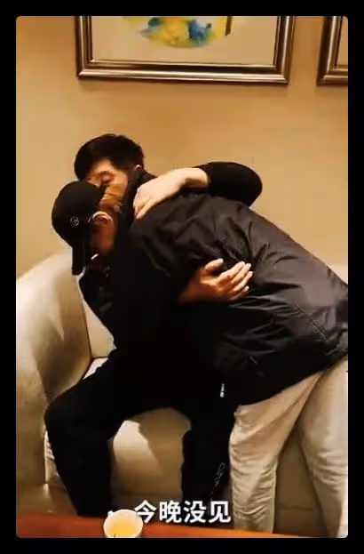 香港戲骨聚會:67歲林威罕現身,緊摟梁小龍興致高,黃一飛顯呆滯
