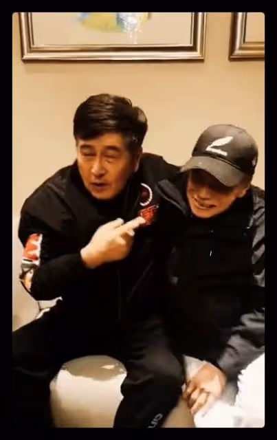 香港戲骨聚會:67歲林威罕現身,緊摟梁小龍興致高,黃一飛顯呆滯
