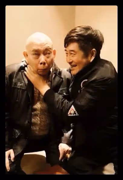 香港戲骨聚會:67歲林威罕現身,緊摟梁小龍興致高,黃一飛顯呆滯