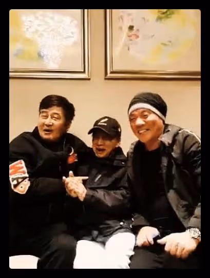 香港戲骨聚會:67歲林威罕現身,緊摟梁小龍興致高,黃一飛顯呆滯