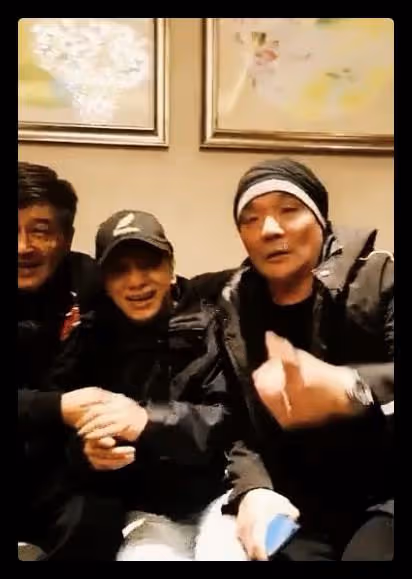 香港戲骨聚會:67歲林威罕現身,緊摟梁小龍興致高,黃一飛顯呆滯