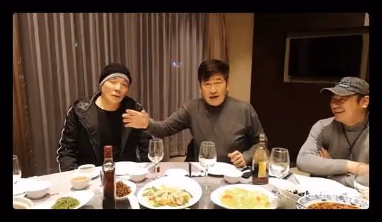 香港戲骨聚會:67歲林威罕現身,緊摟梁小龍興致高,黃一飛顯呆滯