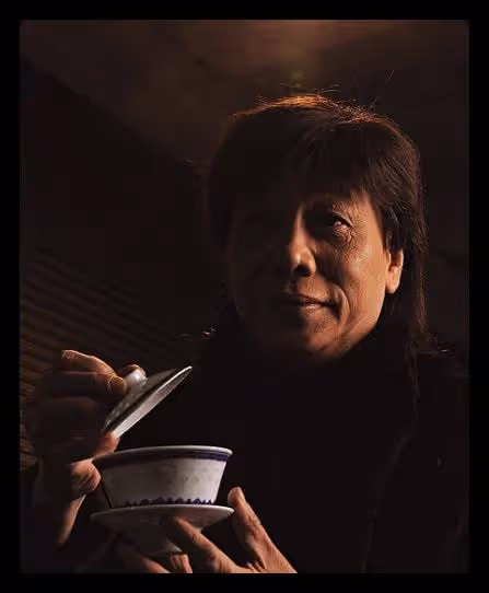 香港戲骨聚會:67歲林威罕現身,緊摟梁小龍興致高,黃一飛顯呆滯