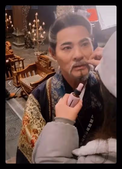 54歲港星轉行成富豪,在TVB多年星途坎坷,現住千萬豪宅生活瀟灑