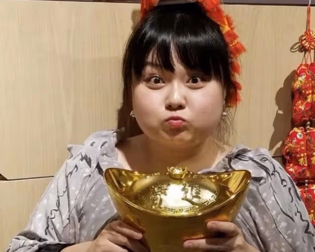 港星自曝拿到大陸身份證,自豪在鏡頭前顯擺,曾因想家帶貨時痛哭
