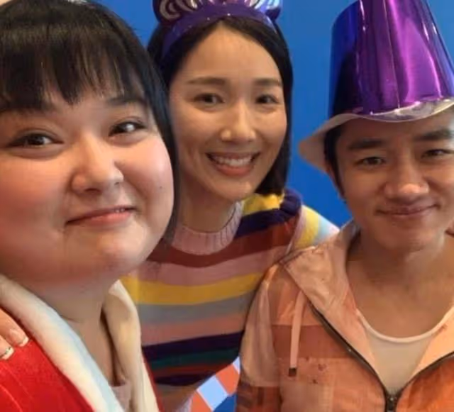 港星自曝拿到大陸身份證,自豪在鏡頭前顯擺,曾因想家帶貨時痛哭
