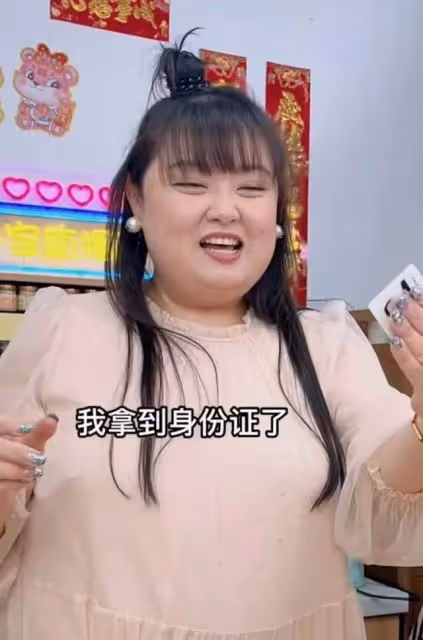 港星自曝拿到大陸身份證,自豪在鏡頭前顯擺,曾因想家帶貨時痛哭