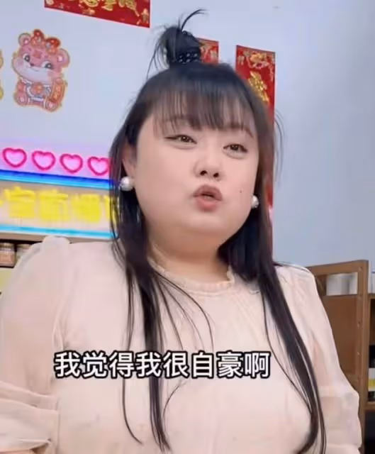 港星自曝拿到大陸身份證,自豪在鏡頭前顯擺,曾因想家帶貨時痛哭