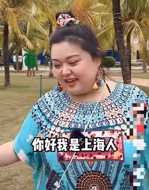 港星自曝拿到大陸身份證,自豪在鏡頭前顯擺,曾因想家帶貨時痛哭