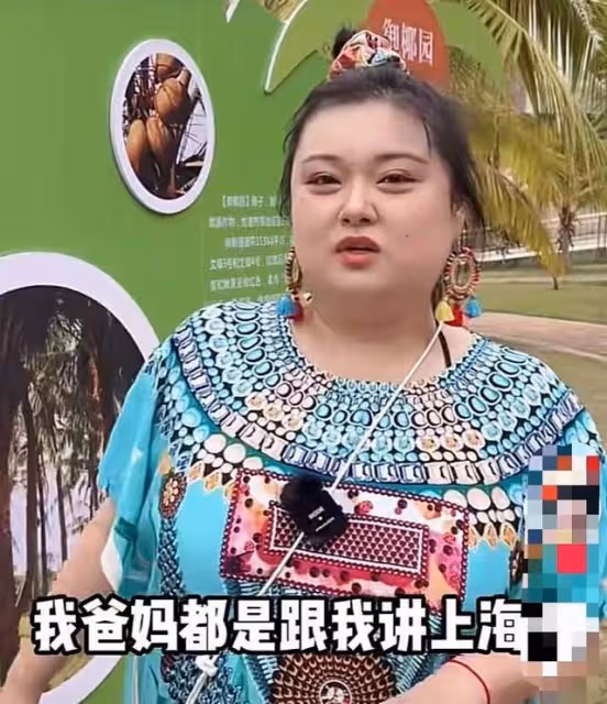 港星自曝拿到大陸身份證,自豪在鏡頭前顯擺,曾因想家帶貨時痛哭
