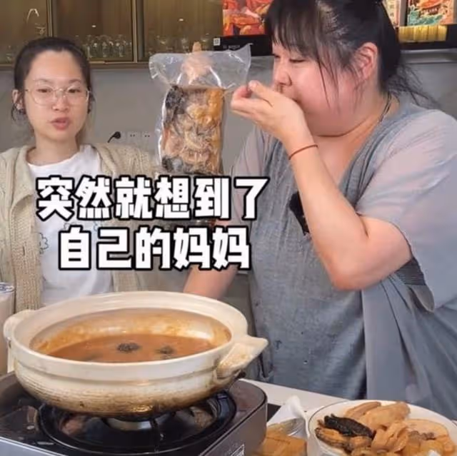 港星自曝拿到大陸身份證,自豪在鏡頭前顯擺,曾因想家帶貨時痛哭