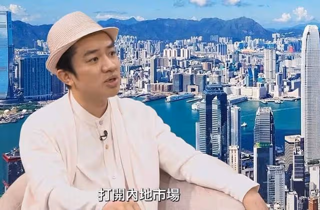 港星自曝拿到大陸身份證,自豪在鏡頭前顯擺,曾因想家帶貨時痛哭