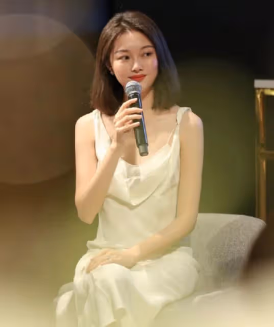 「文藝女神」晚晚：從大臉網紅到京圈貴婦，她遠比你想的精彩
