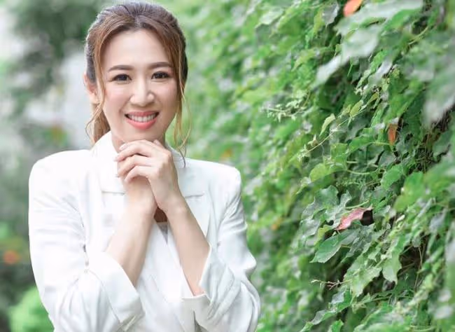 又走一個!33歲最上鏡港姐宣布離巢,碩士畢業兼職心理輔導師多年