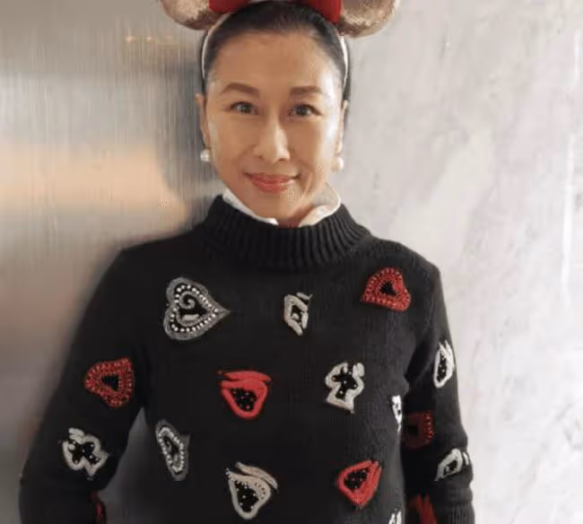為娶她丈夫花3500萬與前妻離婚,如今丈夫已老,她卻依然年輕