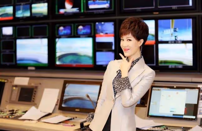 央視美女主持李文靜,因打哈欠、豎中指被罵,今48歲堅持做丁克