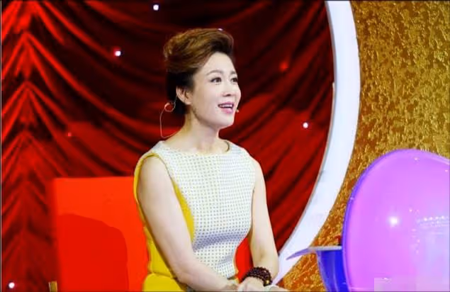 央視美女主持李文靜,因打哈欠、豎中指被罵,今48歲堅持做丁克