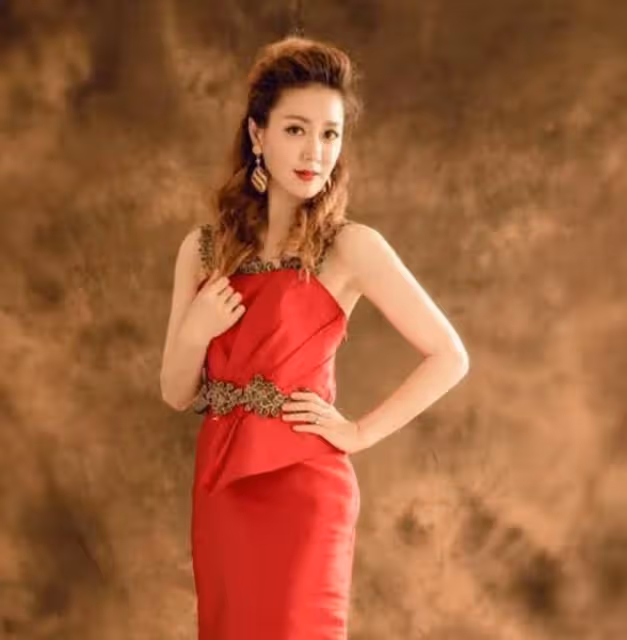 央視美女主持李文靜,因打哈欠、豎中指被罵,今48歲堅持做丁克