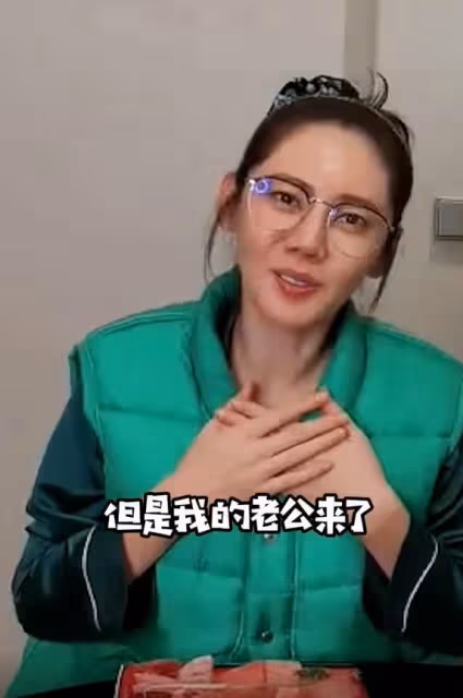 秋瓷炫深夜吃宵夜喝茅台,被質疑發泄壓抑情緒,於曉光全程沒露臉