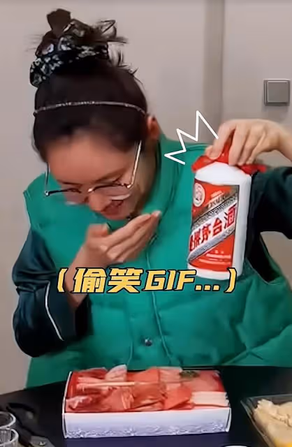 秋瓷炫深夜吃宵夜喝茅台,被質疑發泄壓抑情緒,於曉光全程沒露臉