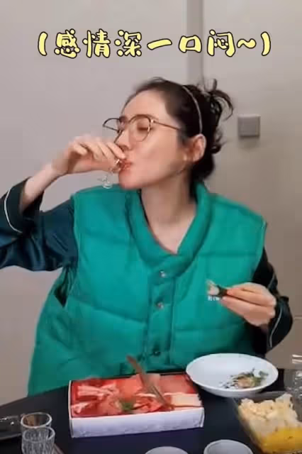 秋瓷炫深夜吃宵夜喝茅台,被質疑發泄壓抑情緒,於曉光全程沒露臉