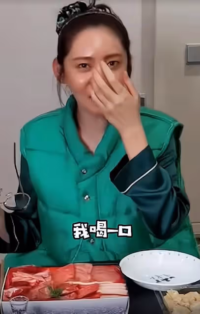 秋瓷炫深夜吃宵夜喝茅台,被質疑發泄壓抑情緒,於曉光全程沒露臉