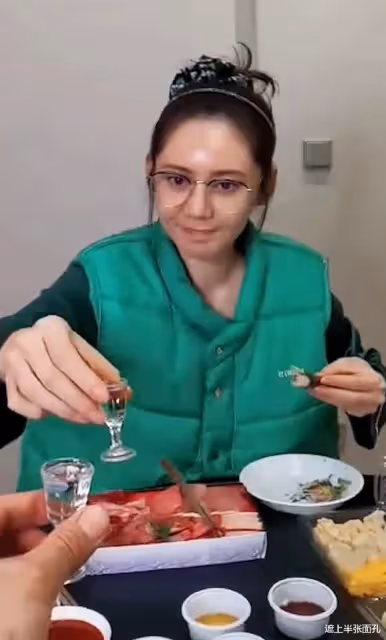秋瓷炫婚變風波後首秀恩愛,夫妻倆深夜喝茅台,談到中國淚灑現場