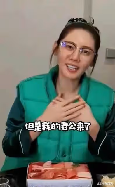 秋瓷炫婚變風波後首秀恩愛,夫妻倆深夜喝茅台,談到中國淚灑現場