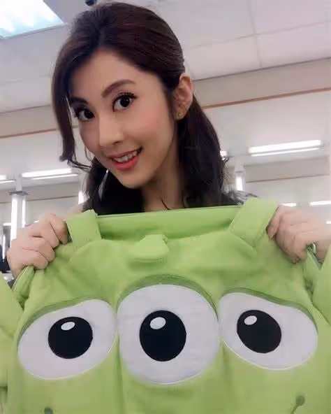 幸福!TVB上位小花現身商場為愛巢添置家私,日前剛宣布升級人妻