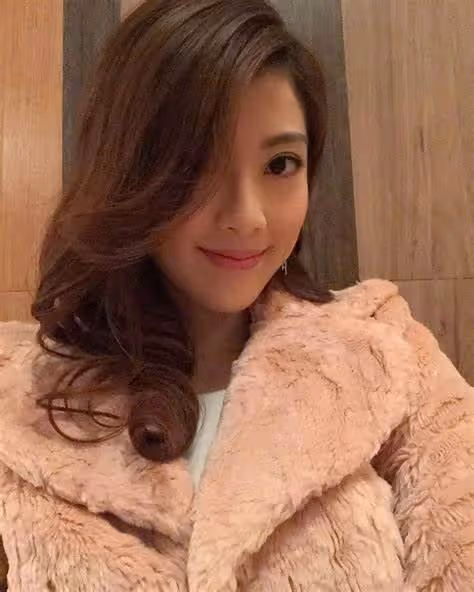 幸福!TVB上位小花現身商場為愛巢添置家私,日前剛宣布升級人妻