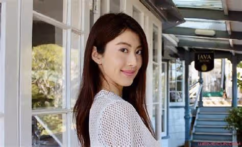 幸福!TVB上位小花現身商場為愛巢添置家私,日前剛宣布升級人妻