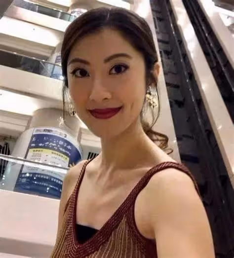 幸福!TVB上位小花現身商場為愛巢添置家私,日前剛宣布升級人妻